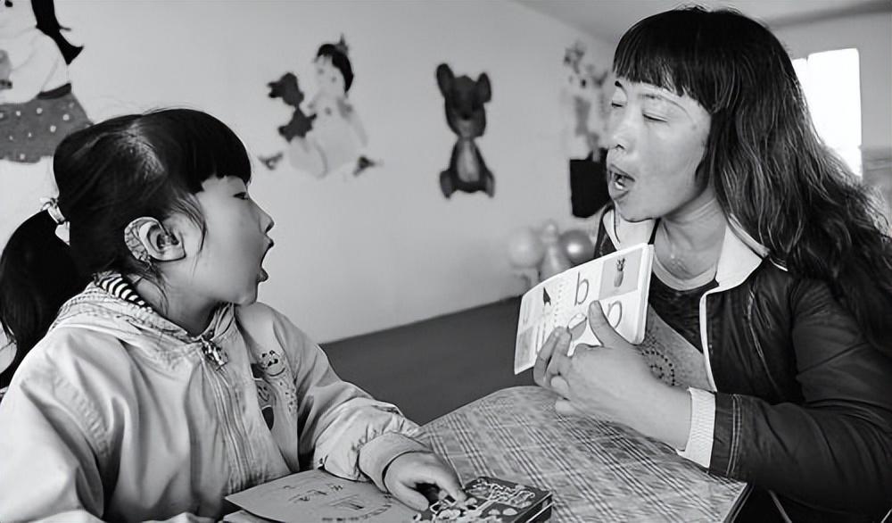 回顾女孩8岁失聪28岁放弃铁饭碗成为全国首位聋人网红律师