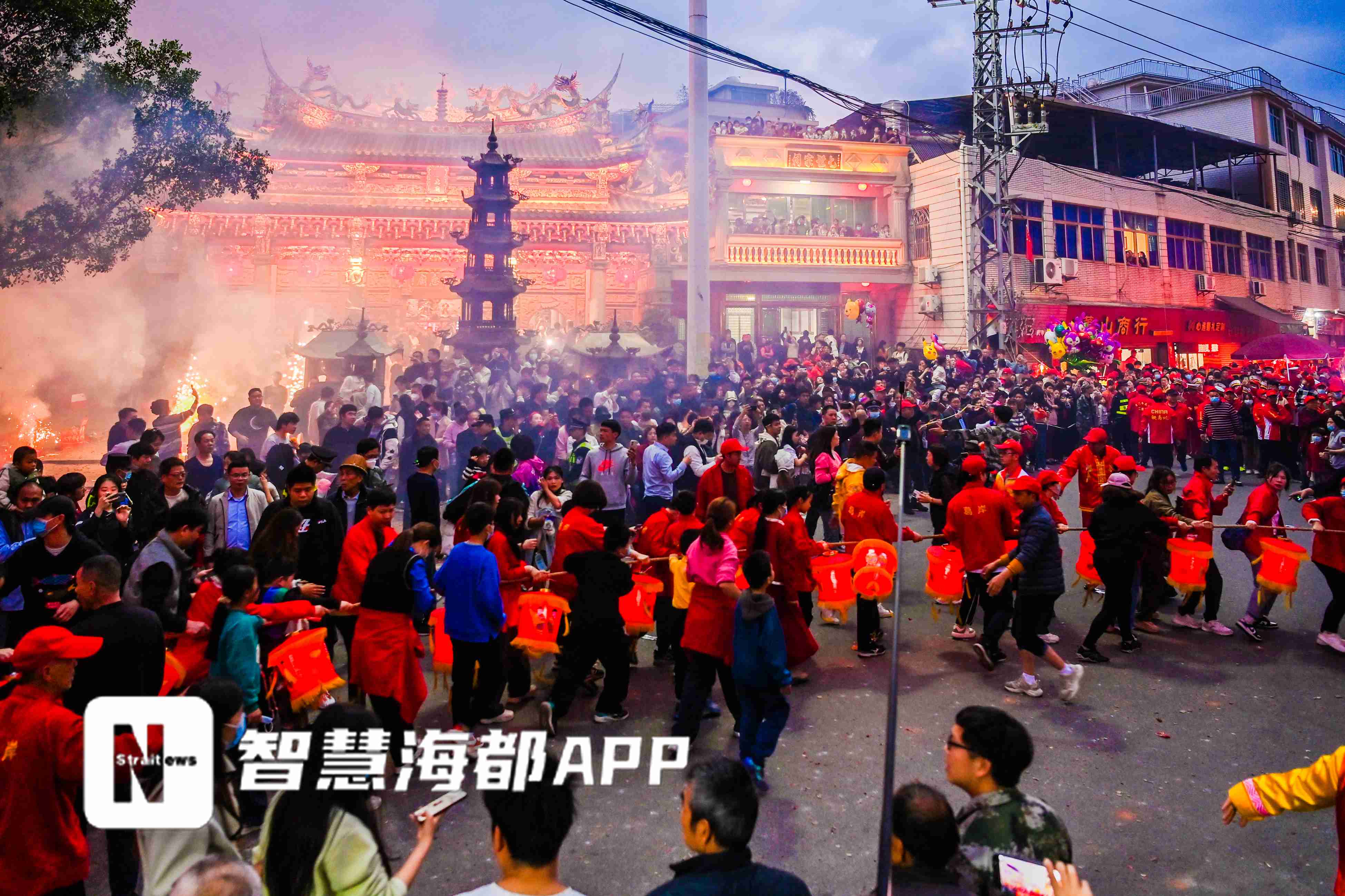 观灯人数超5万南安英都拔拔灯祈福红灯龙绵延数公里