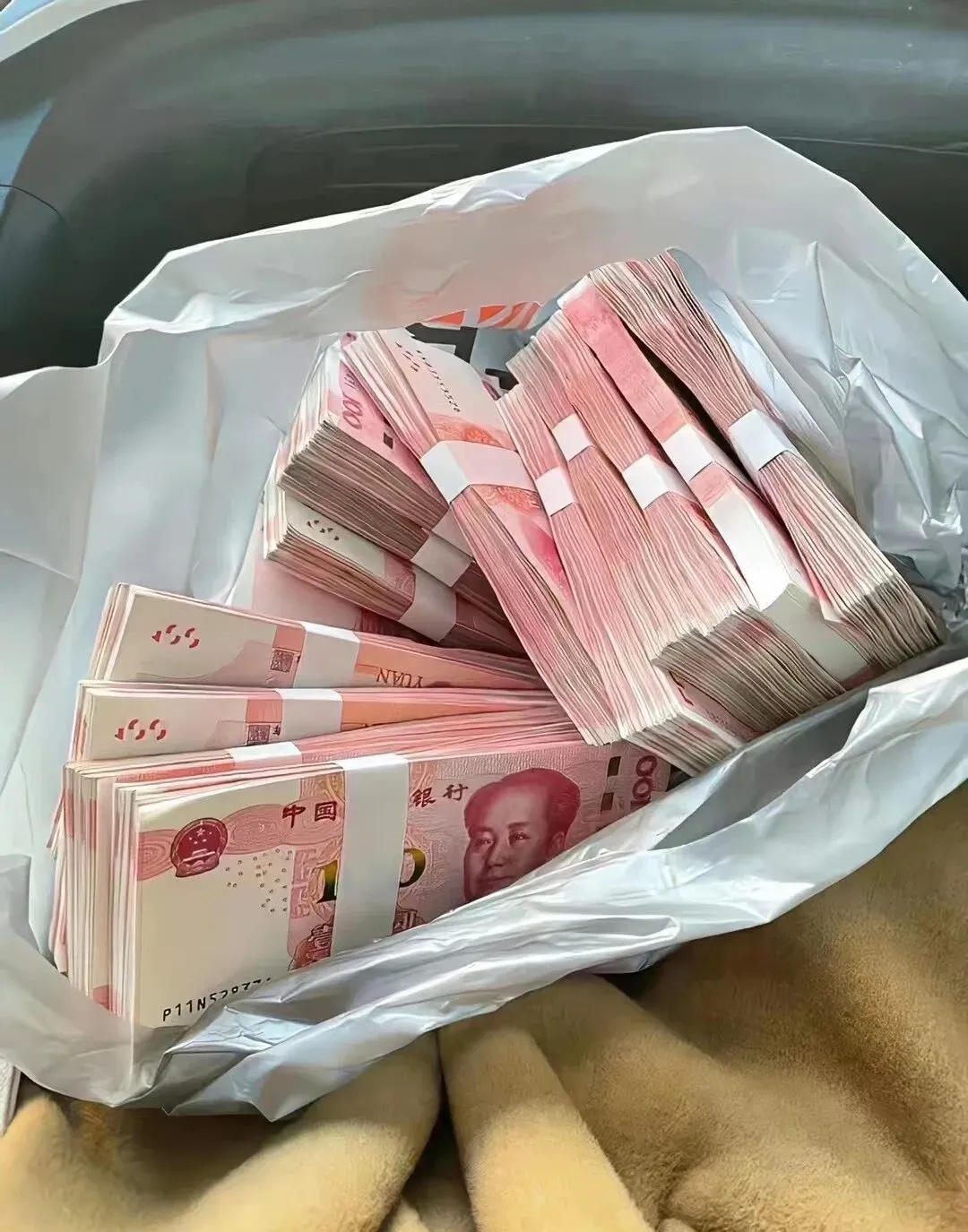 昨日,我前往银行柜台提取了15万元现金