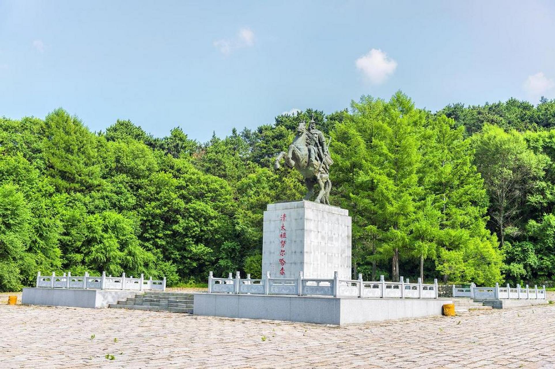 萨尔浒风景区位于抚顺市南部,以其奇特的地质构造和多样的植被而著名.