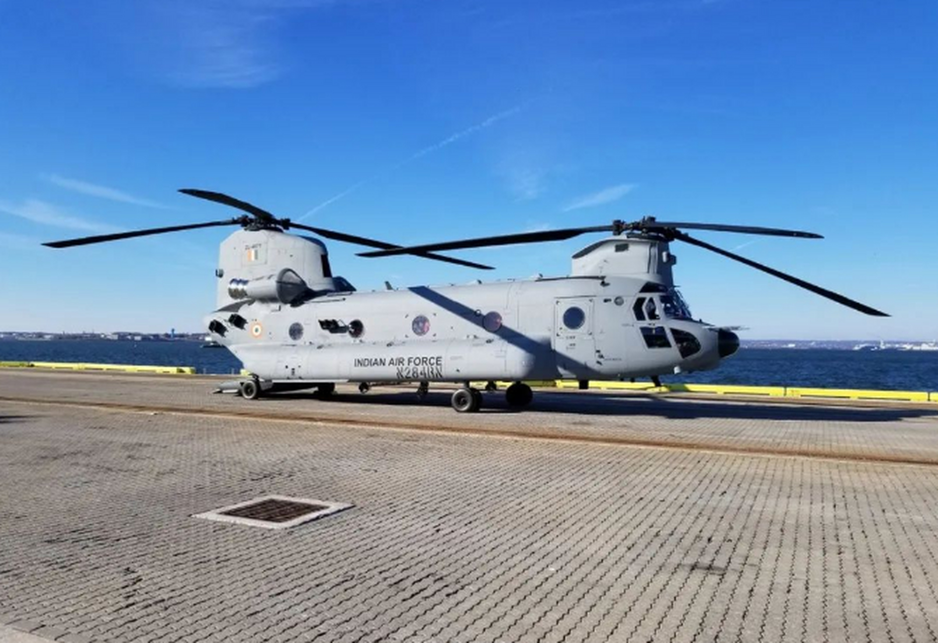 当地时间2月18日,印度空军一架ch-47f"支奴干"直升机在一次例行飞行中