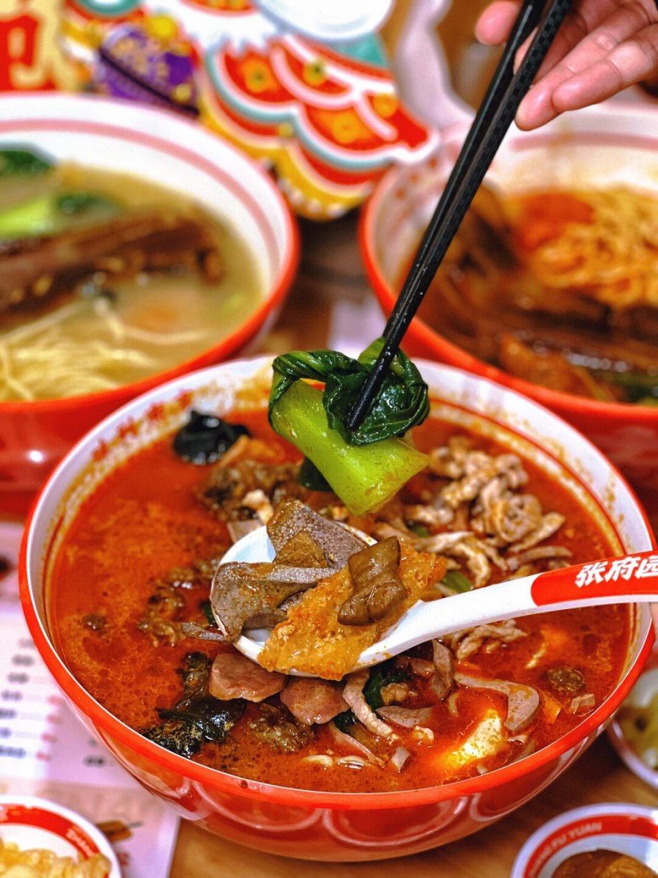 95  00 南京的地标美食,张府园大碗面,应该没有哪个南京人敢说