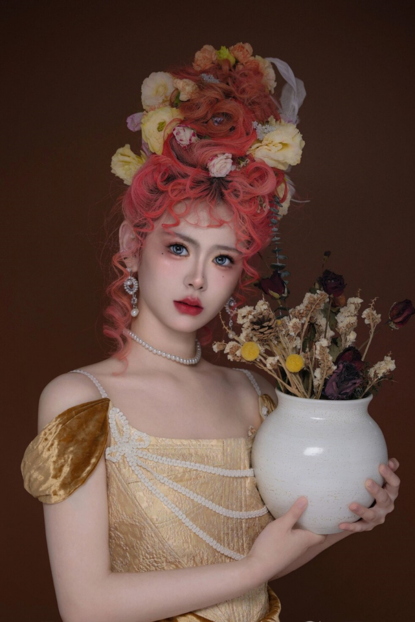 今天我要和大家分享一款超级甜美的洛可可少女妆容!