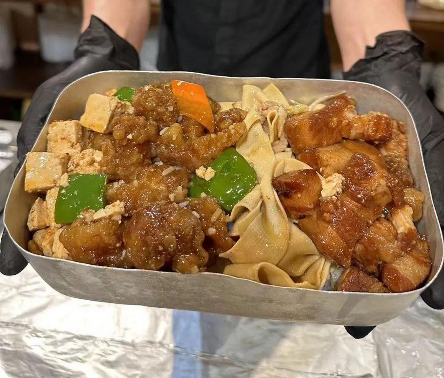 这是加拿大温哥华"添玺"餐馆里用铝饭盒装盛的东北菜盒饭.