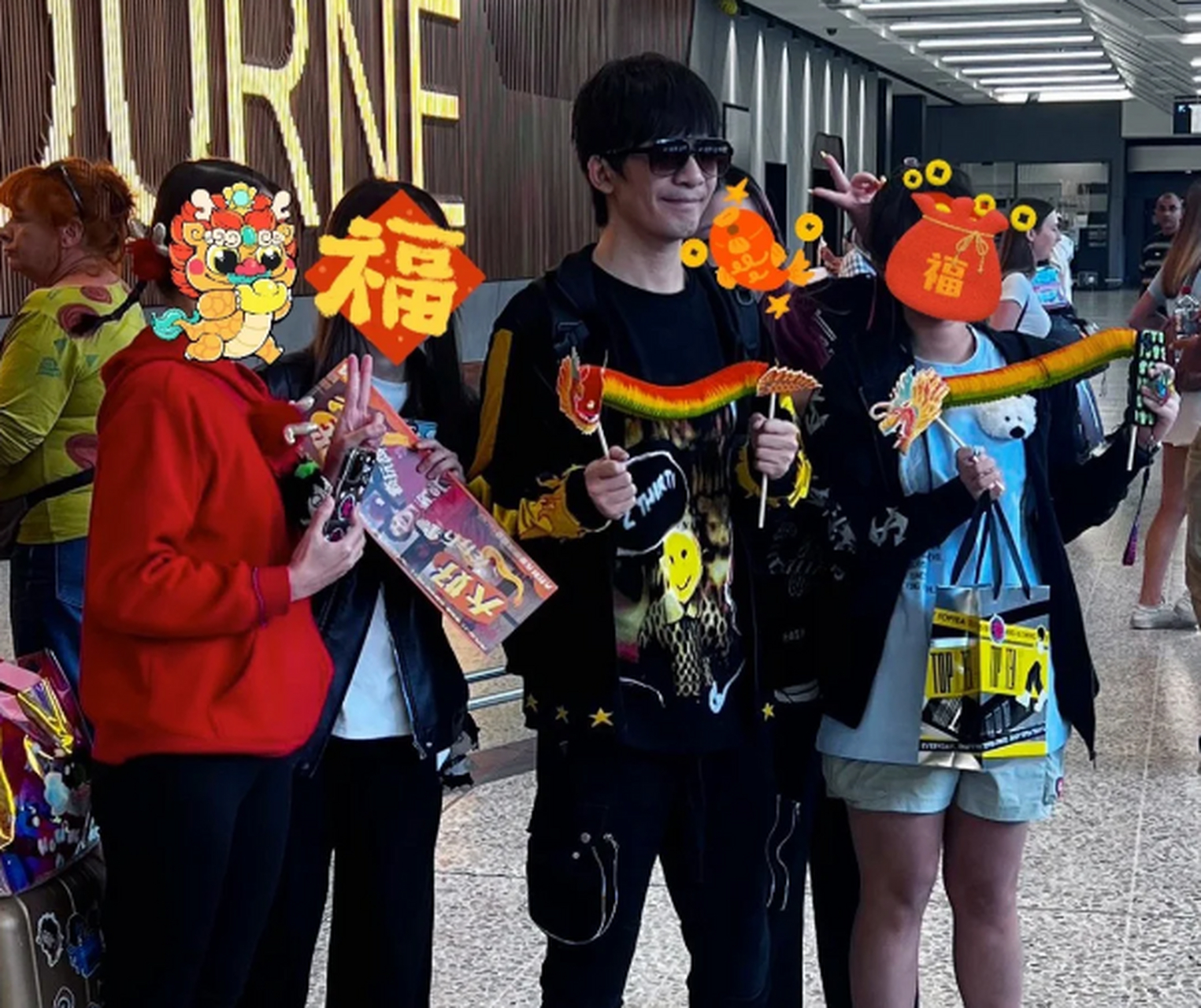 2月18日,有网友在澳洲街头偶遇大张伟夫妇,两人并肩站着,身高相当