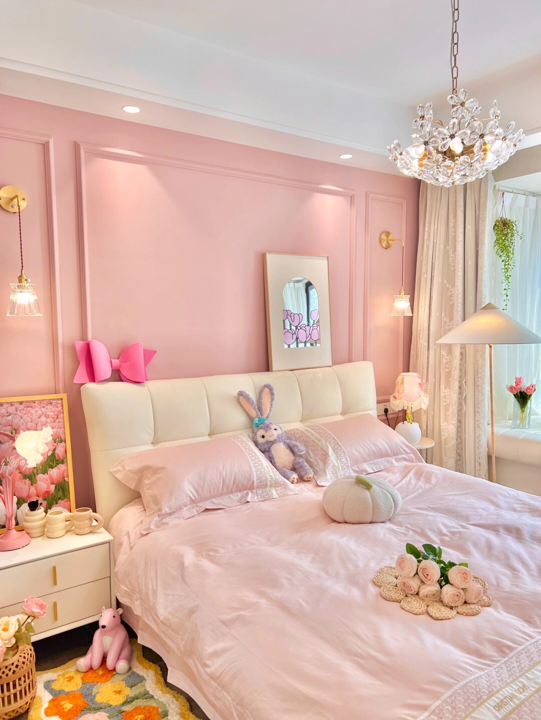 的卧室,一整屋的粉嘟嘟的,是我爱的卧室没错了 卧室背景墙是蔷薇粉色