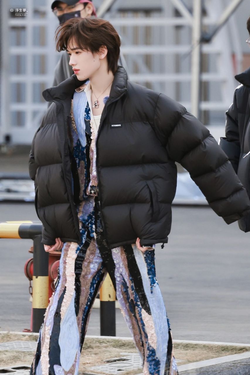 宋亚轩今日路透惊艳众人,颜值飙升引粉丝心疼          看到今日曝光