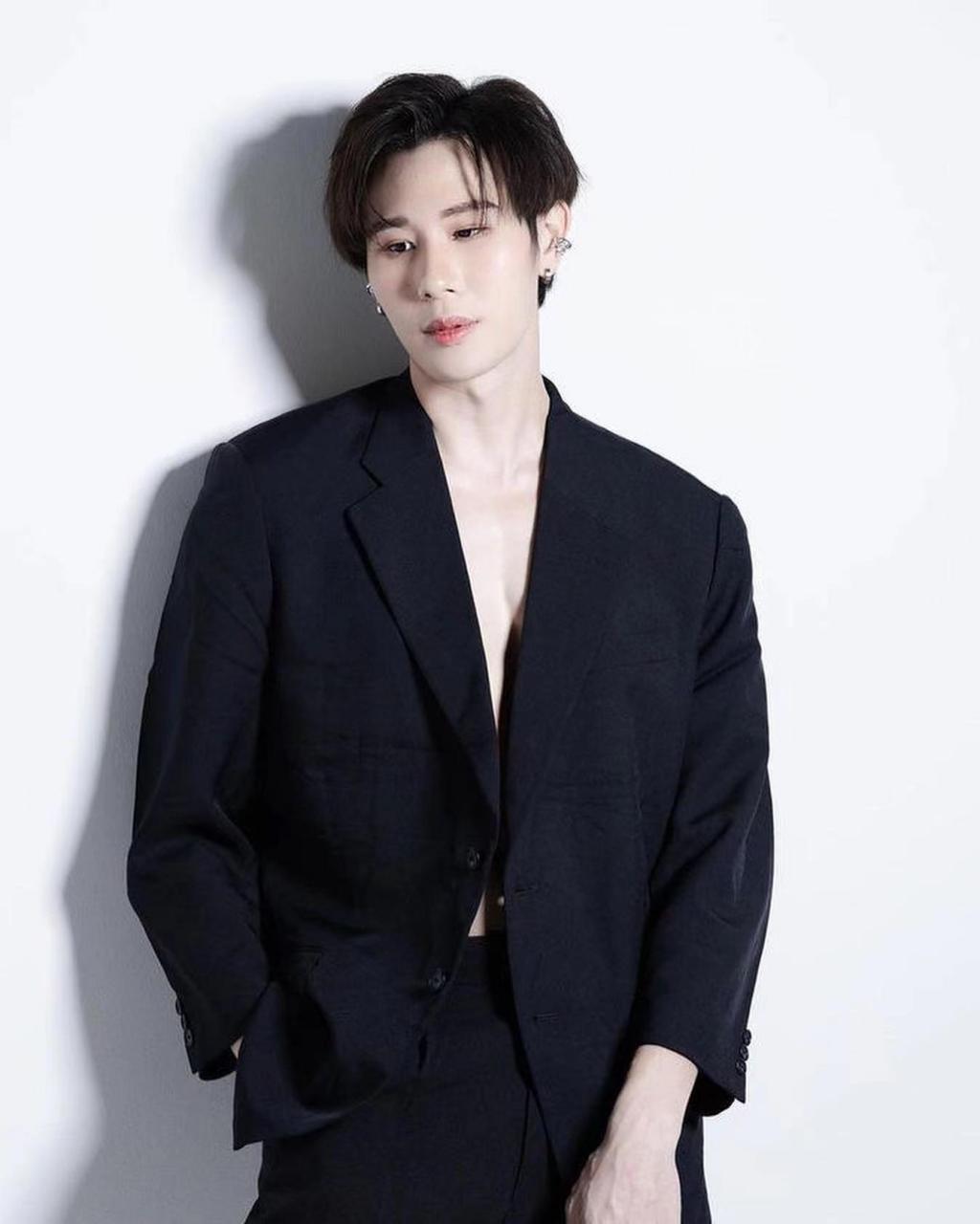 皮肤白到发光的泰星wtnut,戴上墨镜酷劲十足,六块腹肌更吸睛!