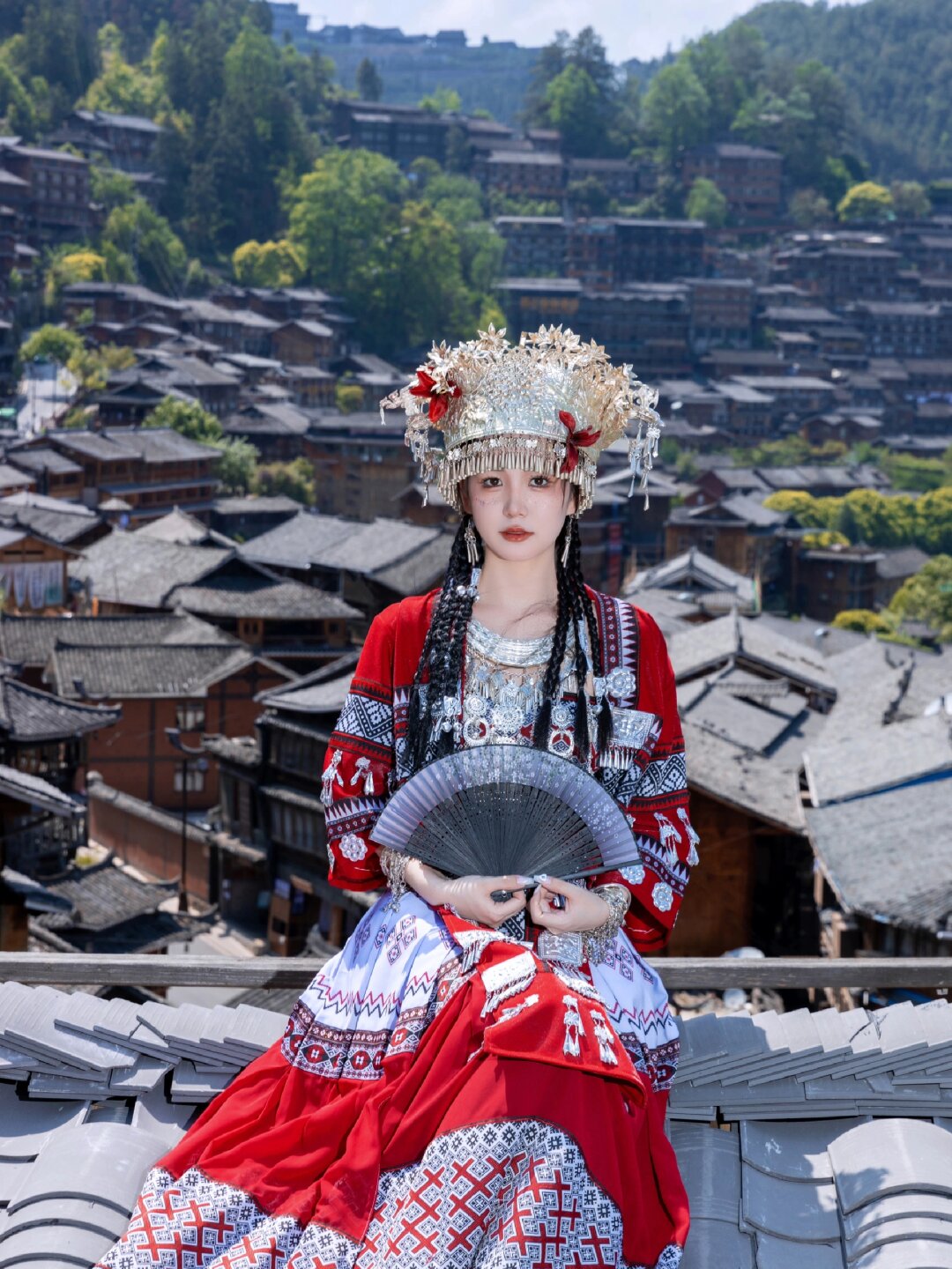 青山绿水间点缀着无数古朴的苗族木楼每一栋都散发着浓厚的民族气息