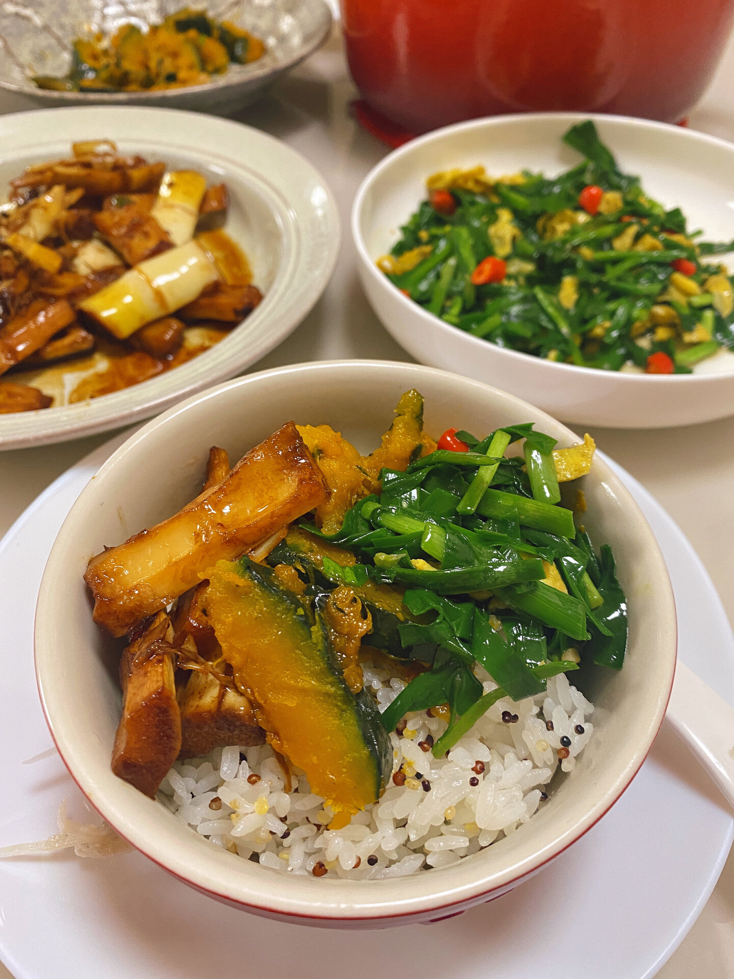 晚饭时间到了看着桌上的烧南瓜鲫鱼豆腐汤油焖笋和韭菜炒蛋皮我的