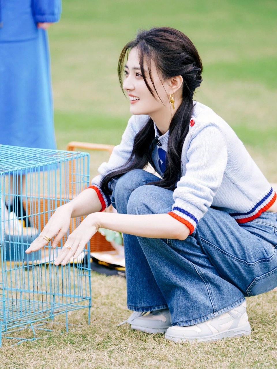 徐璐综艺造型,卡通针织衫配牛仔裤很少女  我在看一档综艺节目时,被