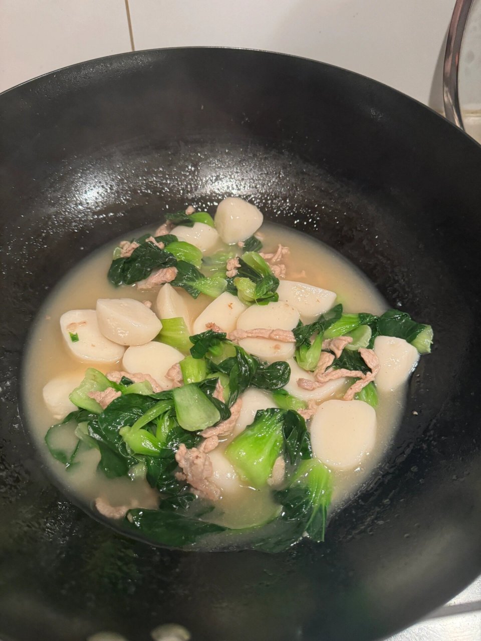 今晚的晚饭是青菜肉丝年糕汤,这道简单的汤品却让我的饭搭子一个不吃