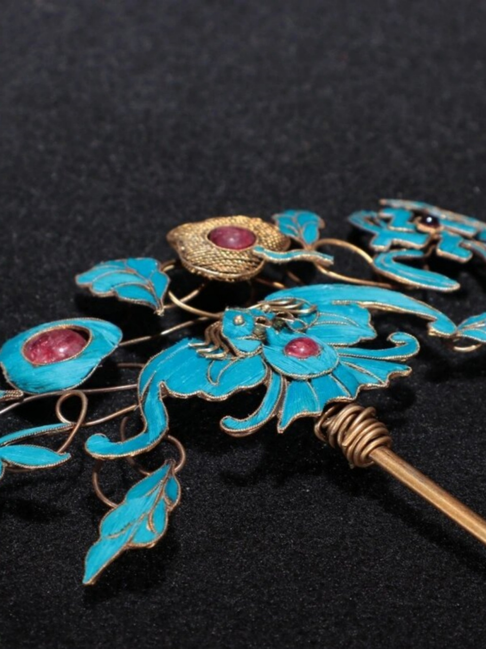 清代银鎏金掐丝点翠福在眼前发簪一对  这对发簪源自清朝,一个充满