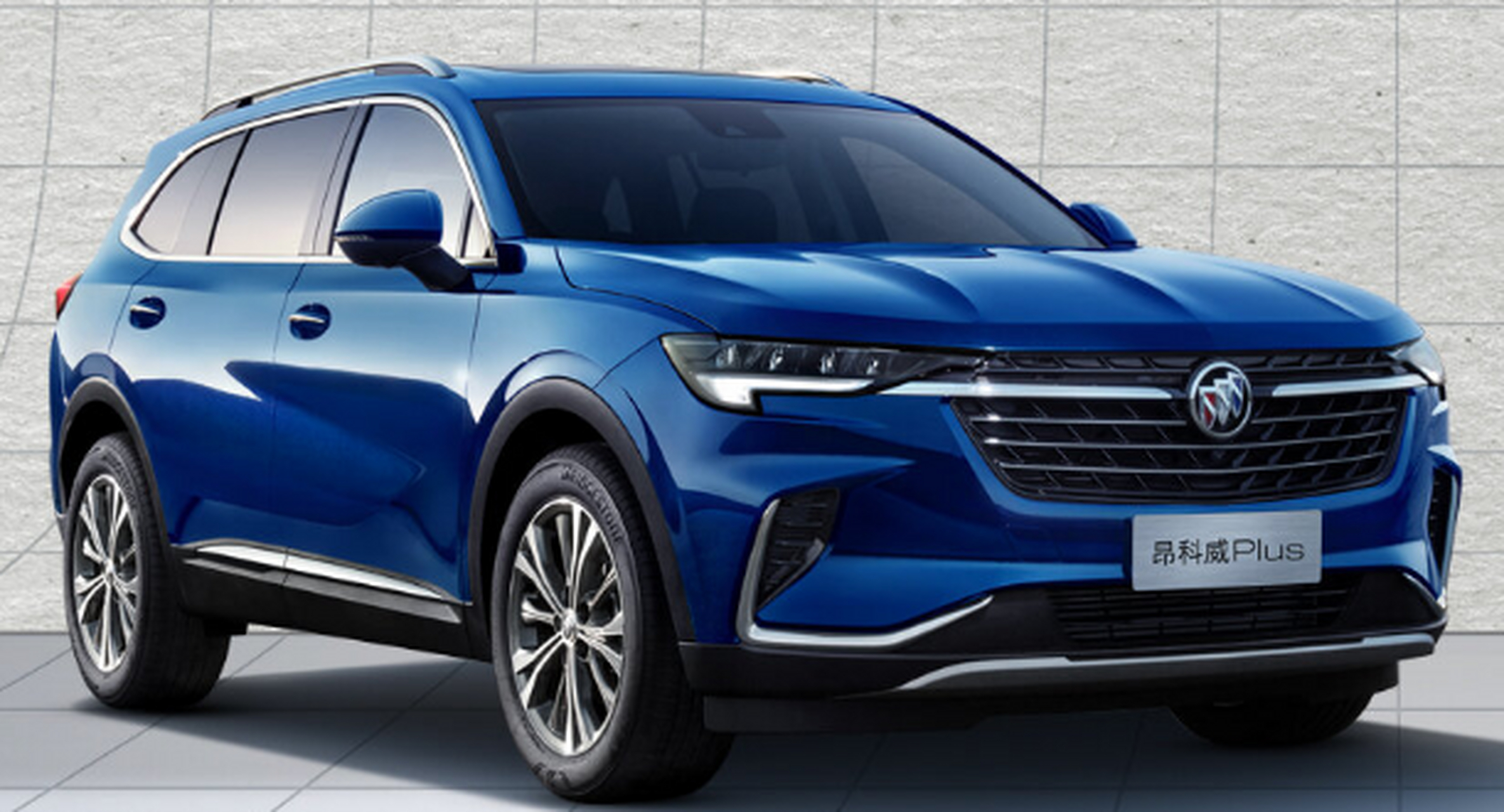 想要大空间和高配置,选择昂科威plus;追求性价比和1.