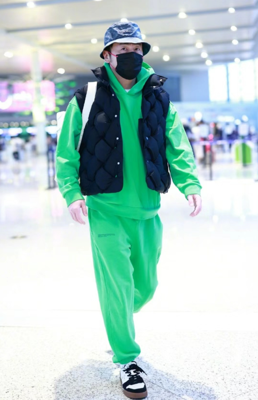 你可以永远相信雷佳音的穿搭 问谁穿搭最随意,你笑雷佳音就是了[笑哭]