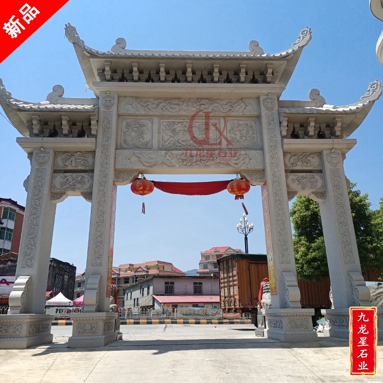 村口三门石雕牌楼:独特的艺术风格和精湛的雕刻技艺