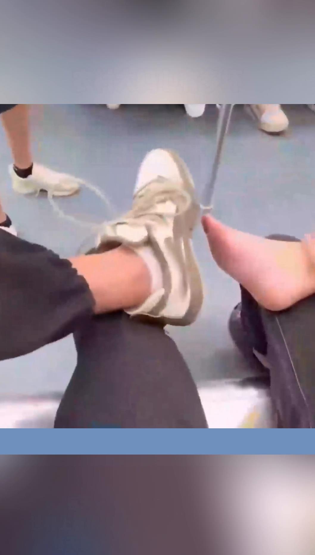 男子整治地铁脱鞋的美女,真的太好用了!-度小视