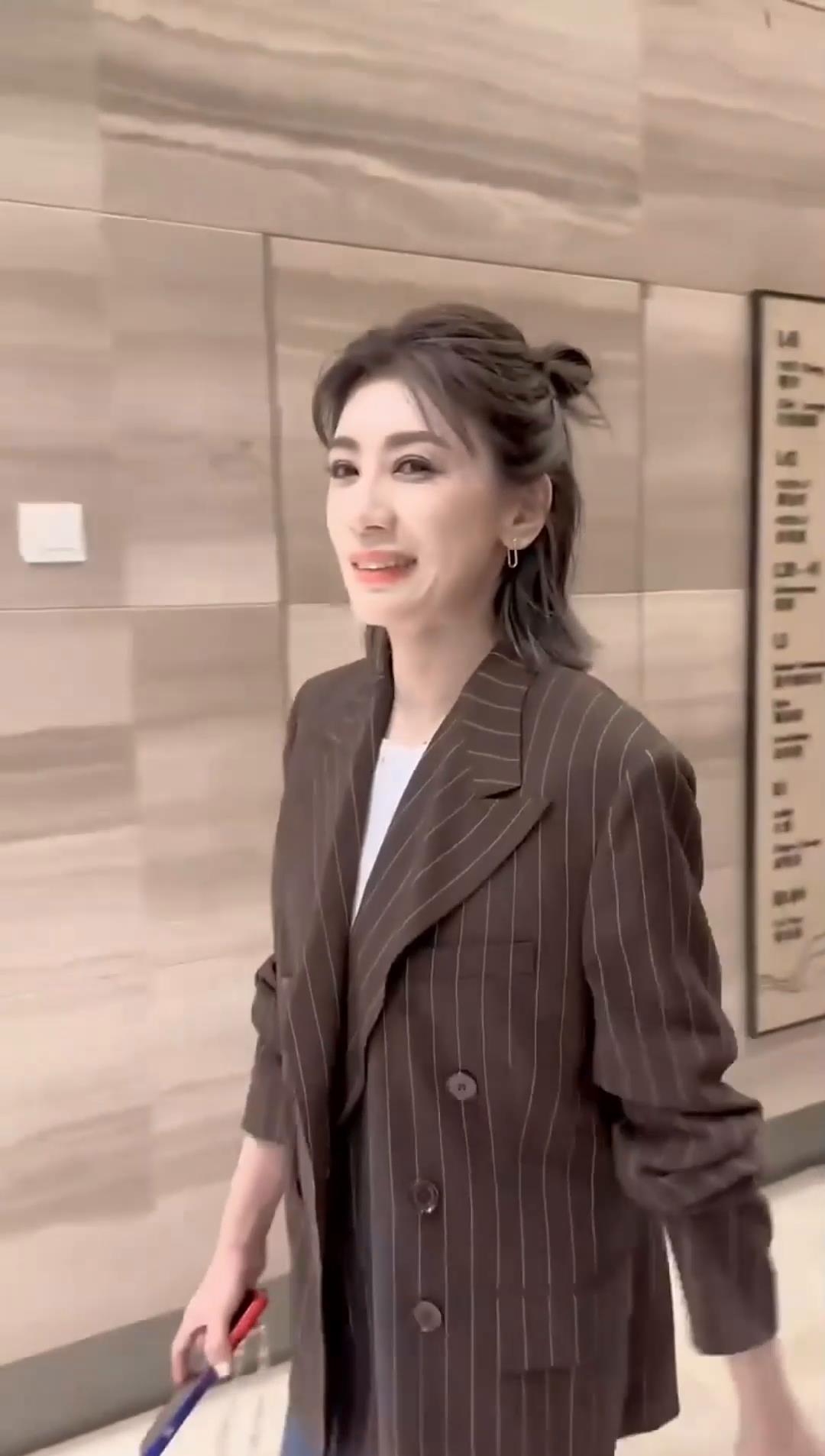 贾静雯最新活动路透展现惊人状态粉丝惊叹其冻龄美貌