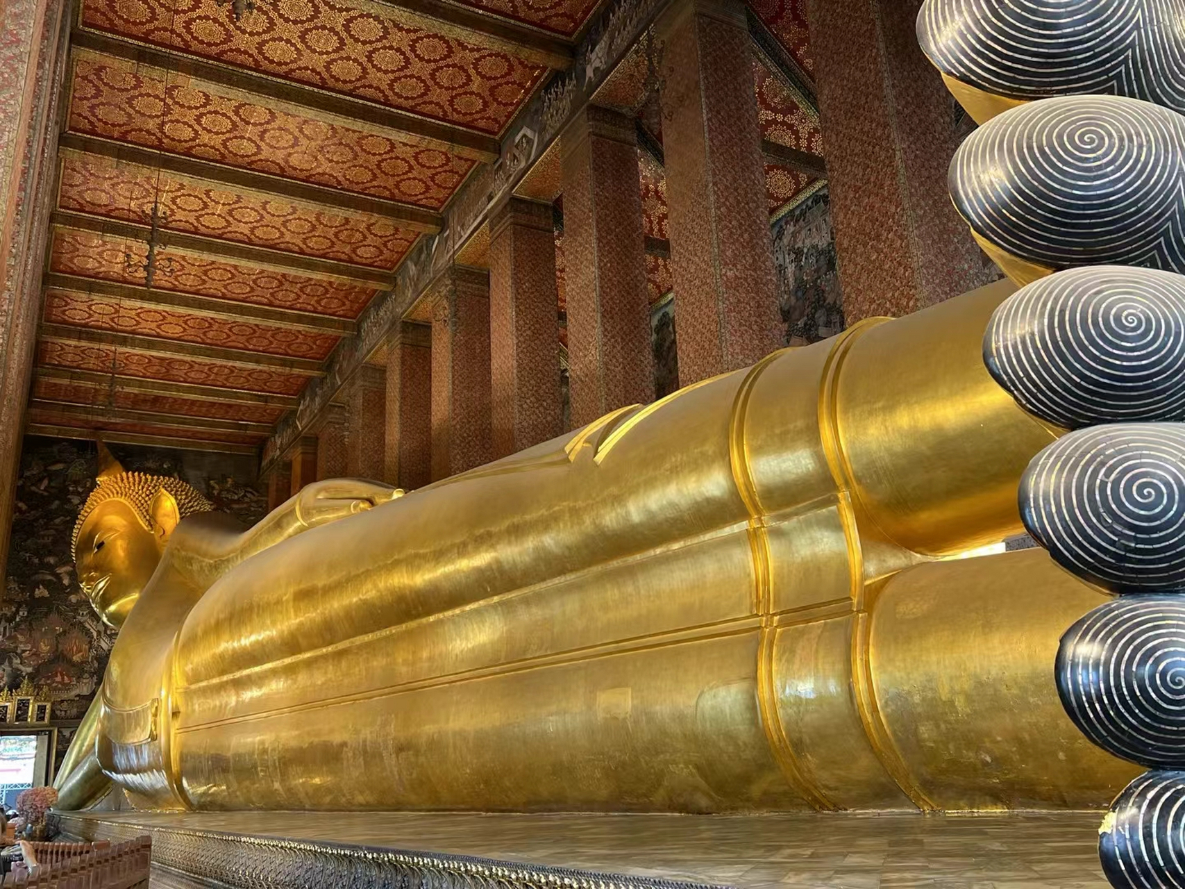 卧佛寺 寺内的卧佛为世界最大卧佛,长46米,高15米,每只脚的脚底便长达