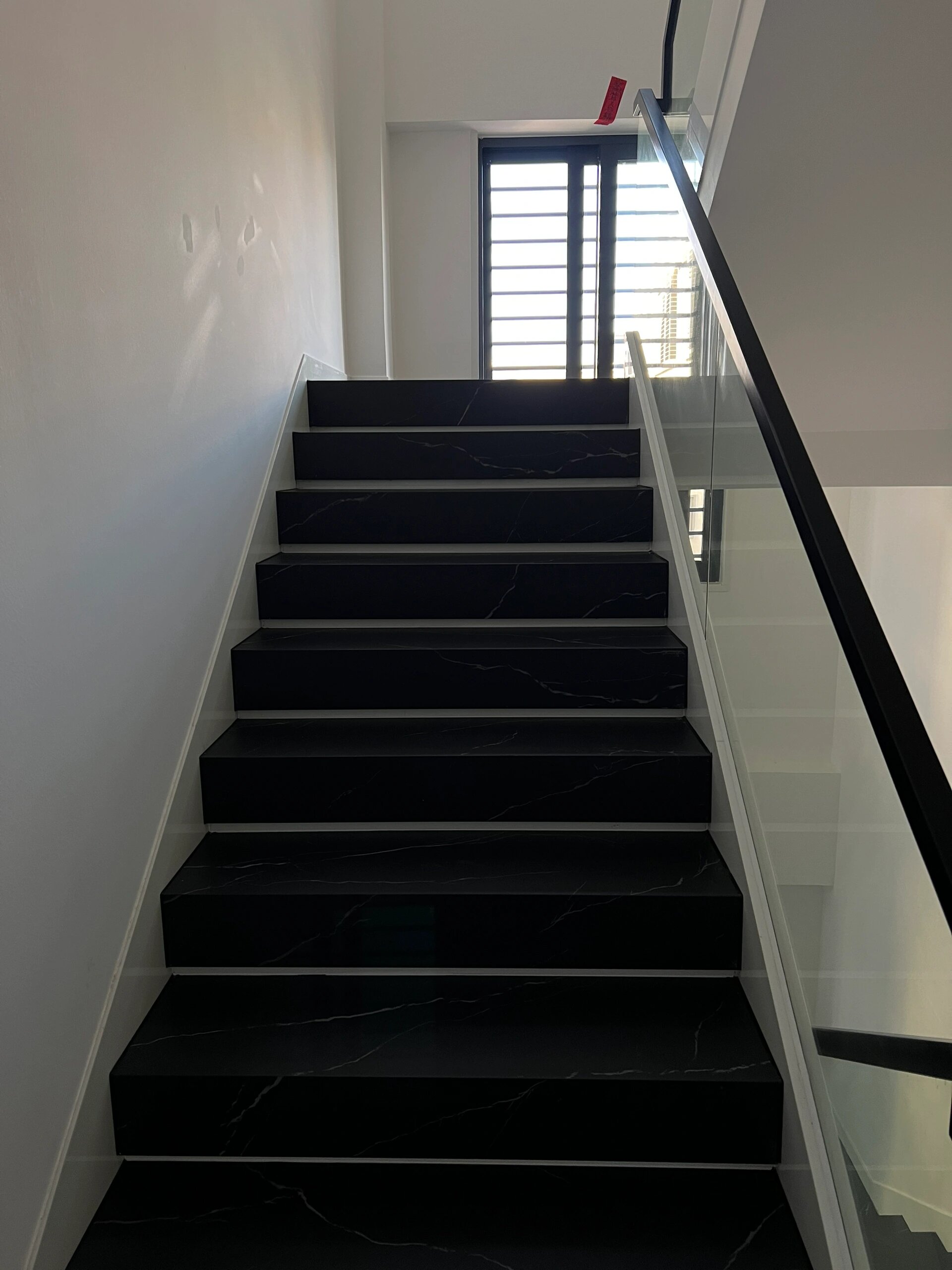 这是我见过最"黑"的楼梯装修了!