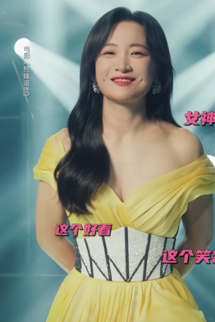 贾玲也很敬业配合摄影师营业,露出可爱梨涡展示标志性笑容