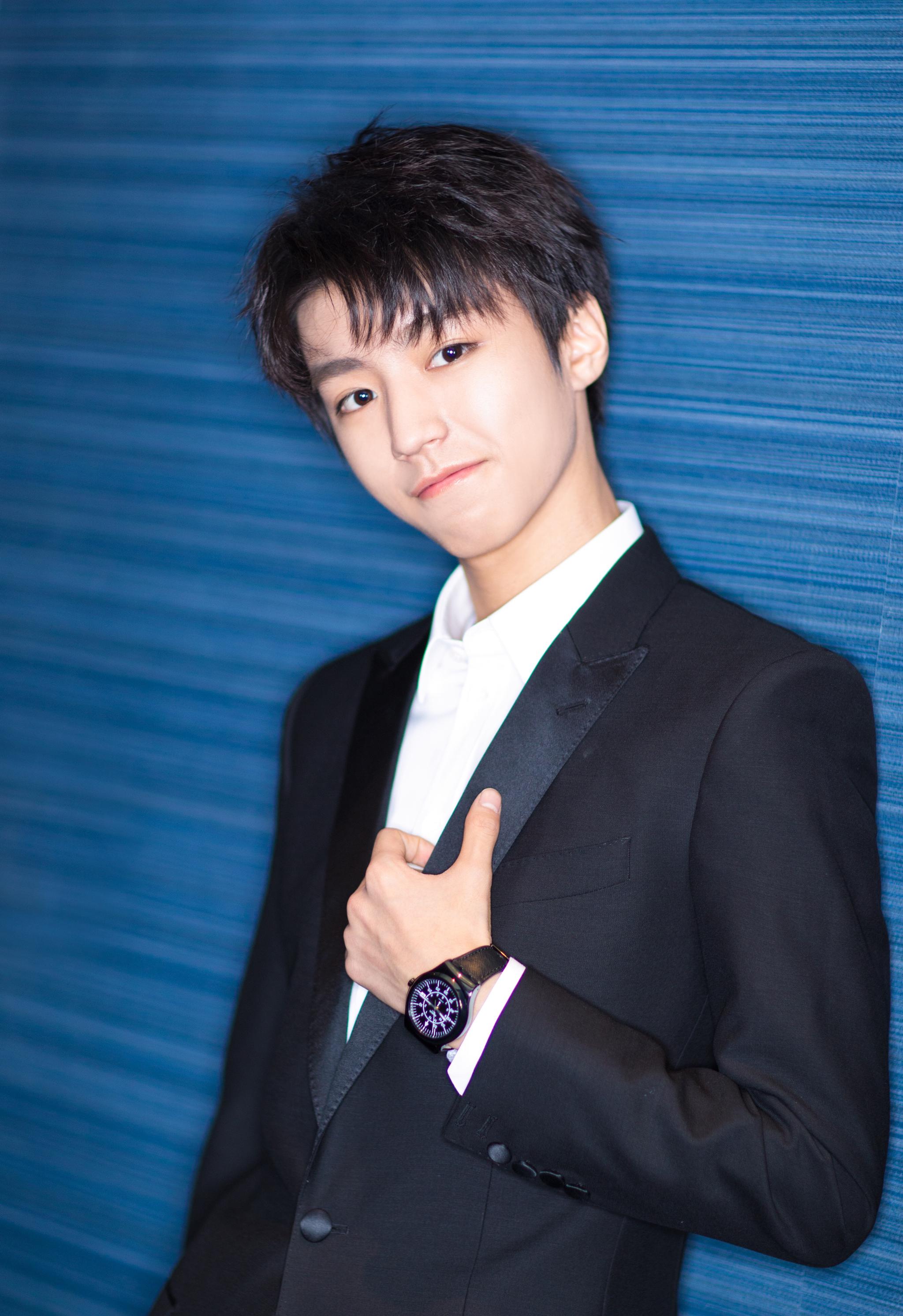 王俊凯表哥社交平台发布合照引粉丝不满,此举正确吗?