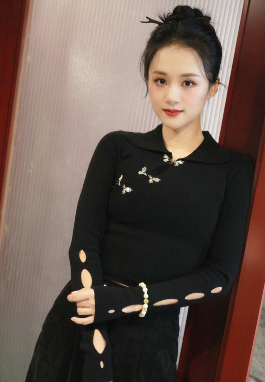 安悦溪这身装扮好美,头发高高盘起,搭配新中式妆容简约大气又有点女侠