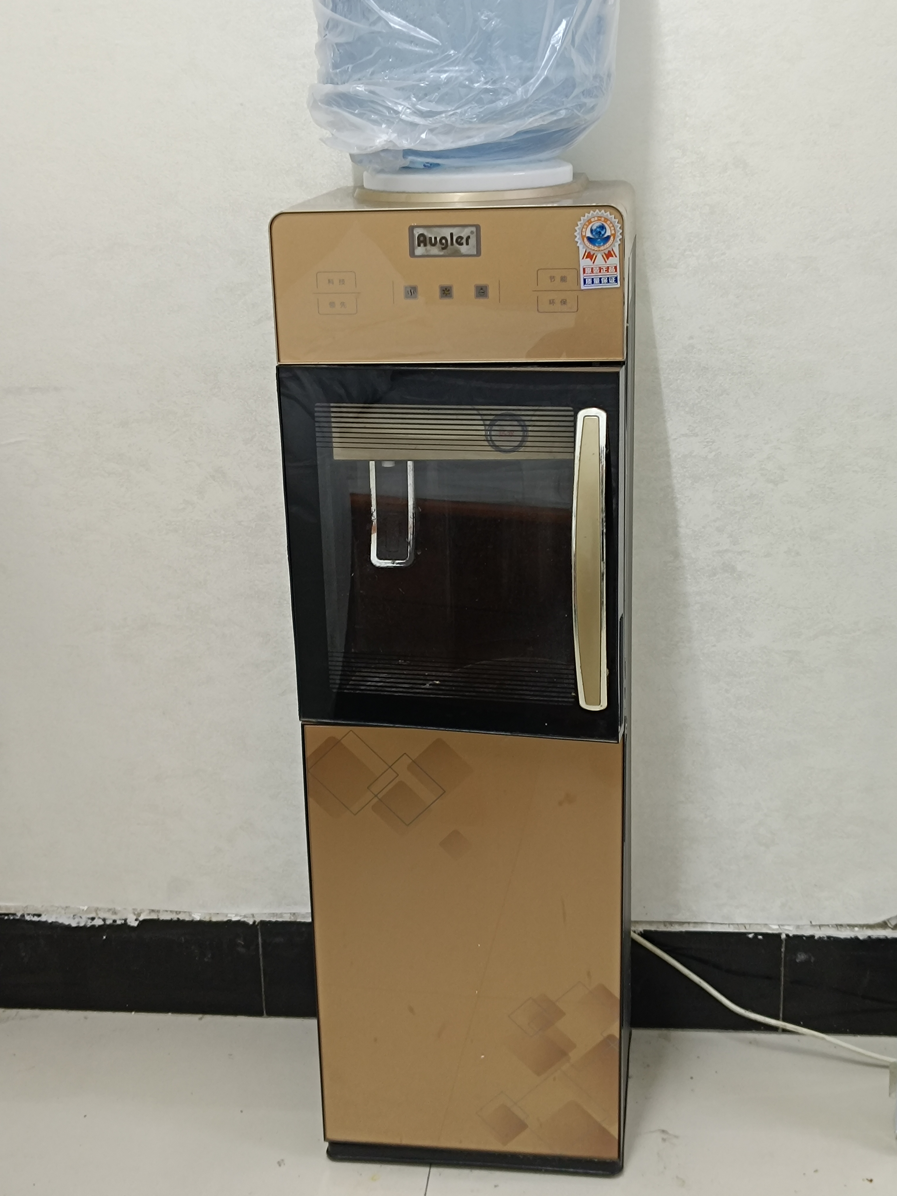 我记得这种造型的饮水机,似乎在几十年前就开始出现了.