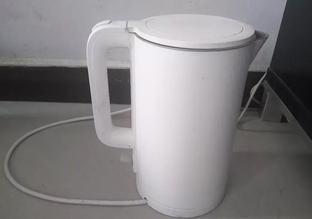 就是,她平时用电热水壶烧水时,水烧开了,却从不想着打开壶盖,直到电热