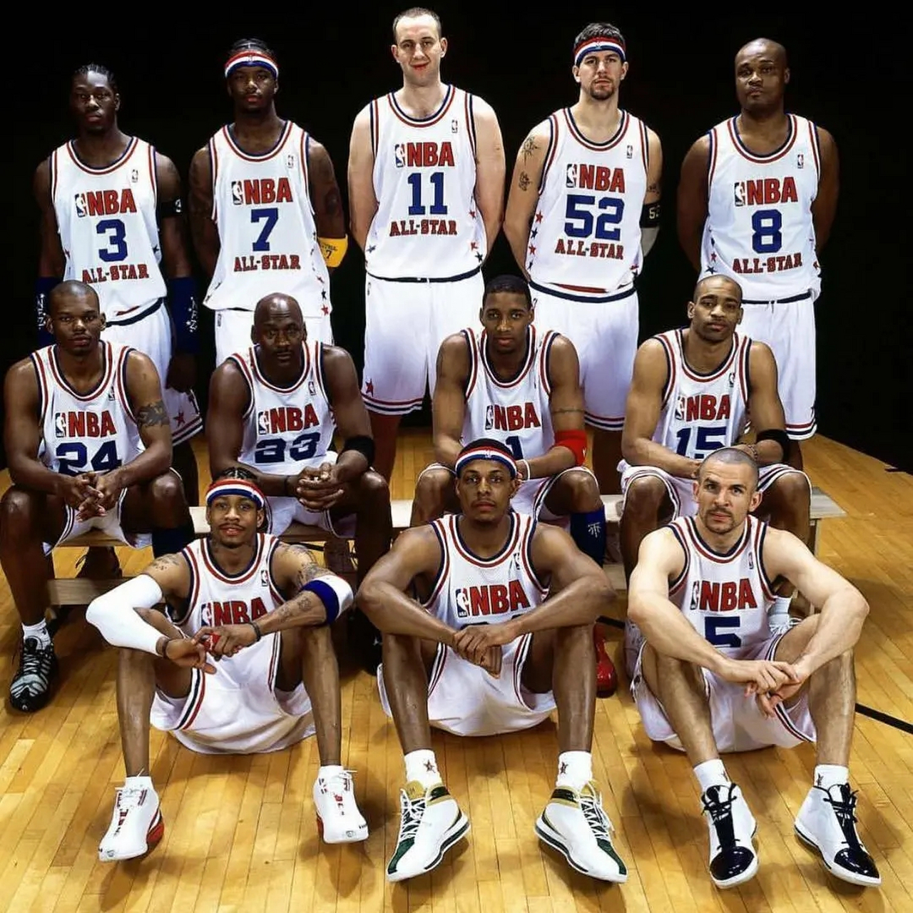 03年东部全明星定妆照,有几个球迷比较陌生的面孔.