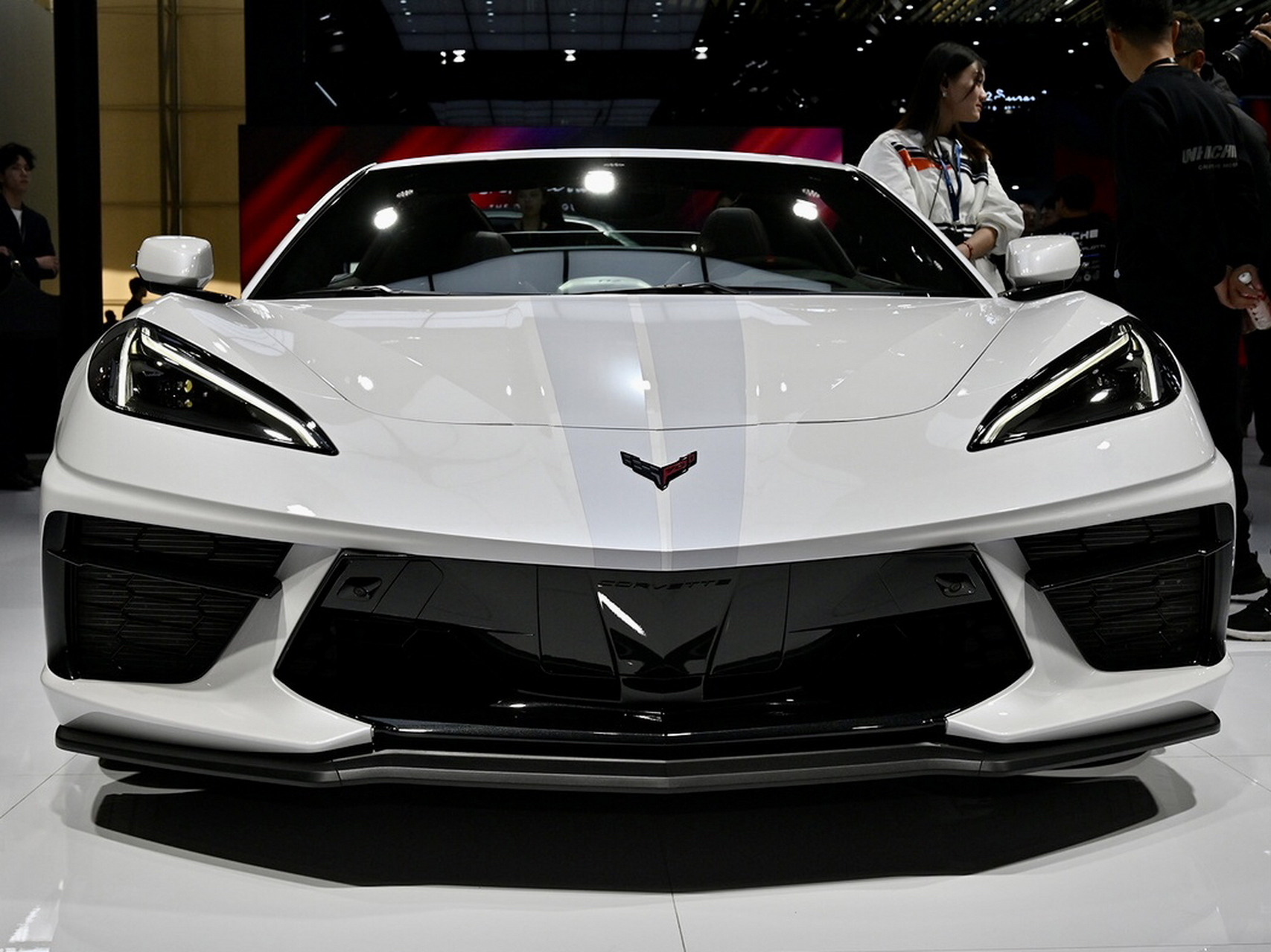 有谁认识这款跑车是从车标开始的?