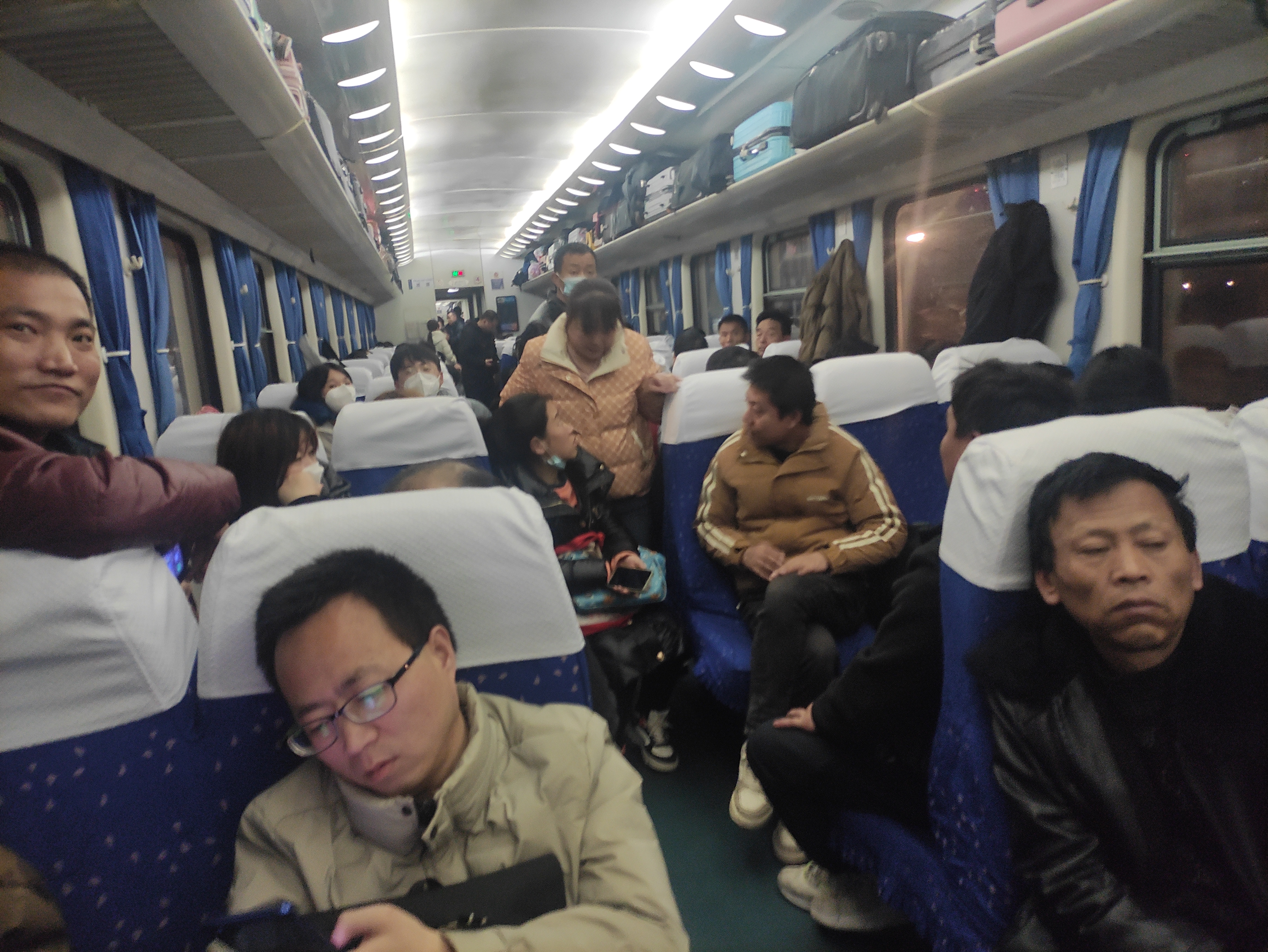 望子成龙迎新年#初十晚上23点30分,k448次列车从始发站西安火车站