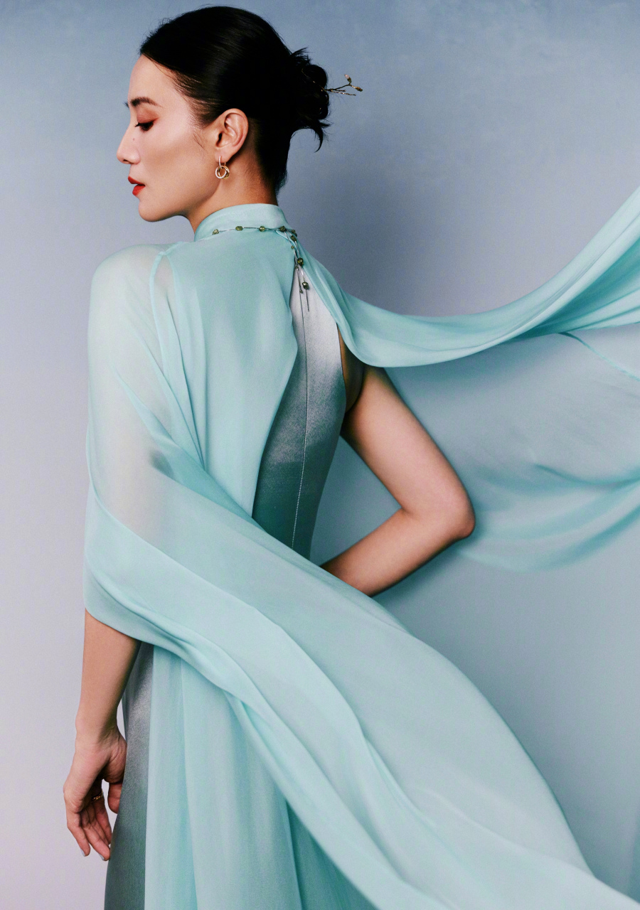 宋佳春节晚会礼服造型,清爽干净,美丽大方又气派,太好看了!