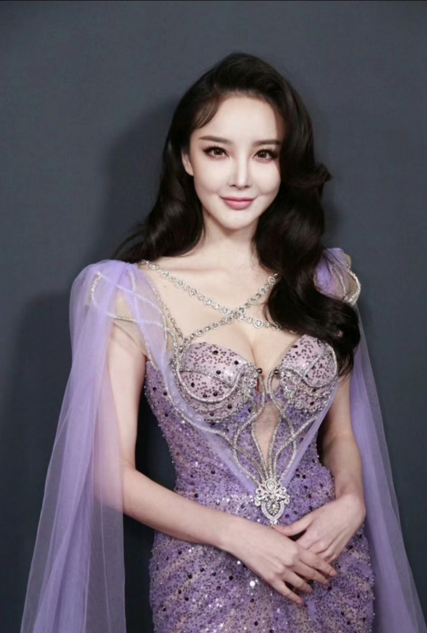 2月19日,演员刘雨欣称洛杉矶的家被偷盗光.