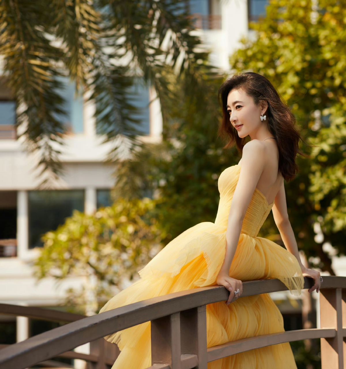 王丽坤,米色抹胸裙好美