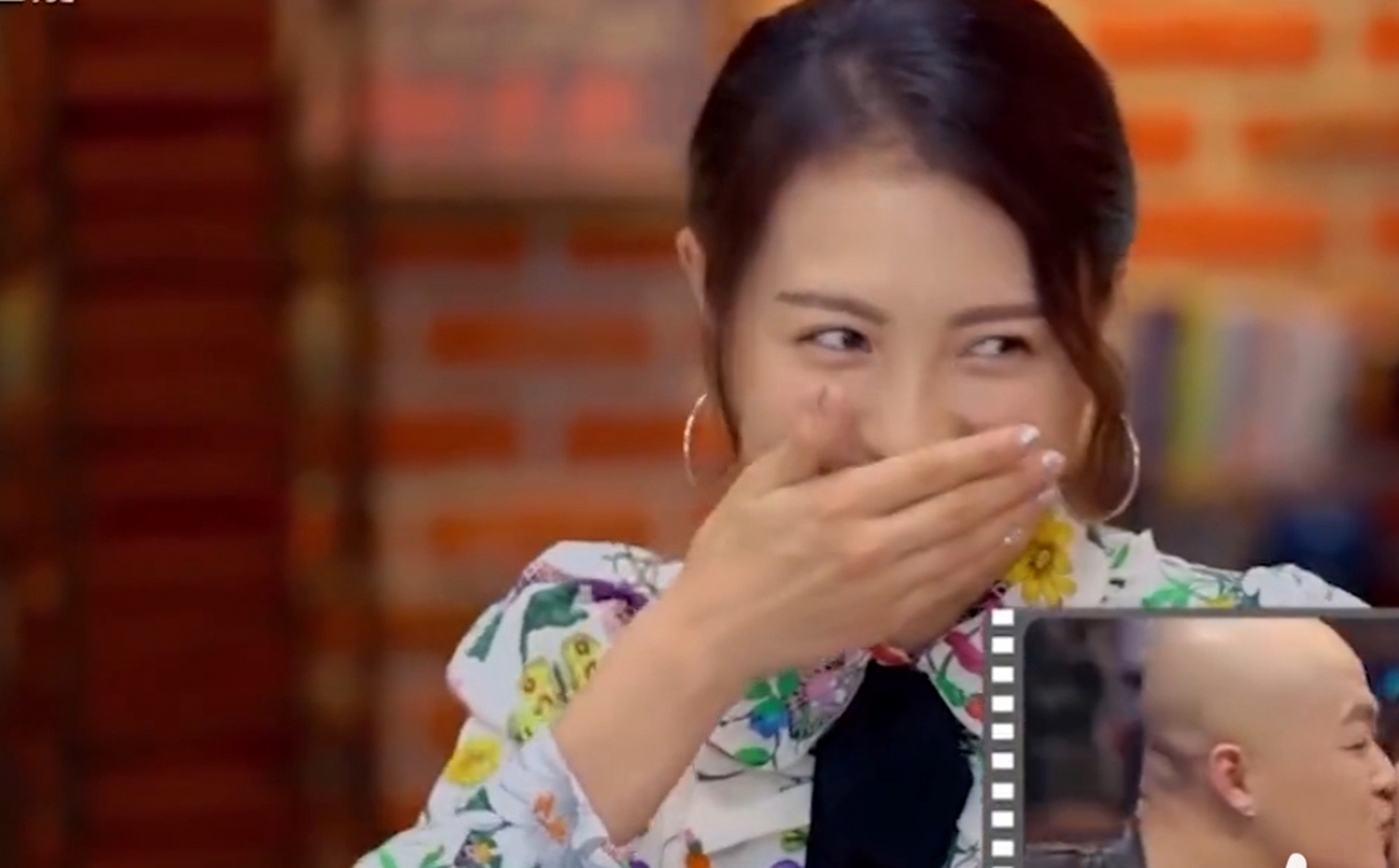 包贝尔偷亲贾玲,包文婧当场变脸,包贝尔是不是看到贾玲的酒窝太美,没