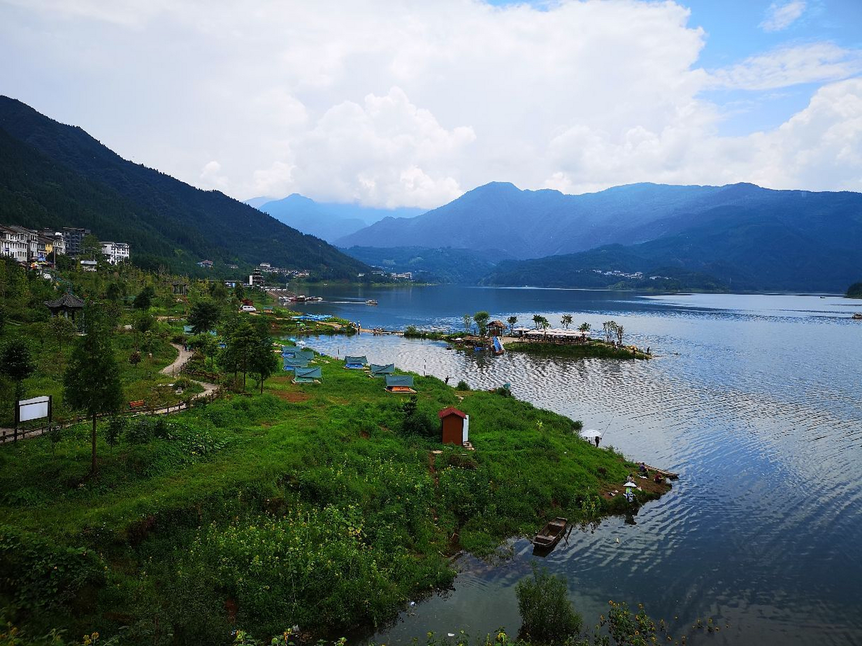 眉山雅女湖:是一个集自然美景和人文特色于一体的旅游目的地.