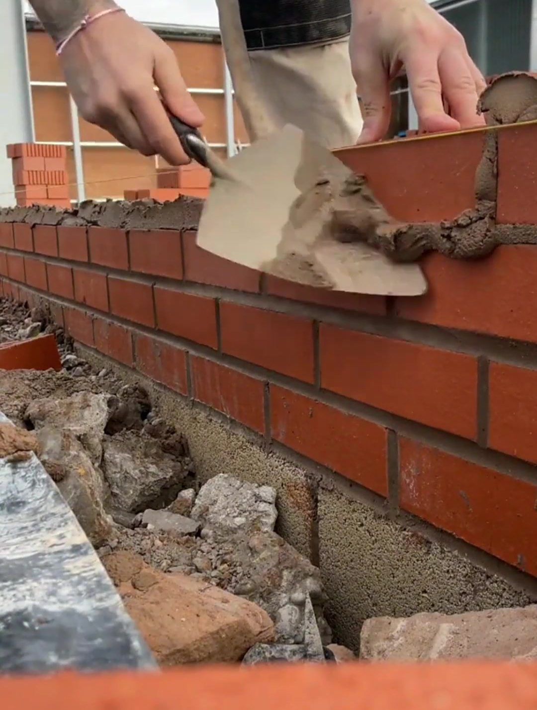 德国泥瓦匠的庭院围墙砌筑,这做的太艺术了,精工细作出精品!