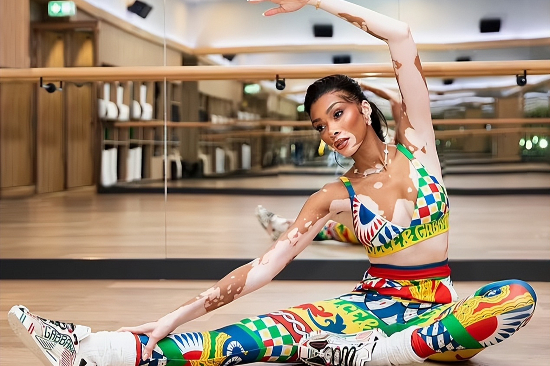 加拿大时装模特温妮·哈洛在健身房展示了她的腹肌和运动能力,穿着杜