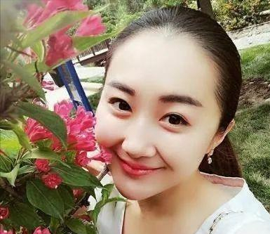 而在这个过程当中,宋小宝还遇到了自己的第一任妻子,霍晓红.