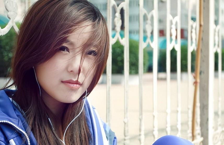 赵奕欢作为新生代演员,曾因为出演《青春期》,而获封为"宅男女神".