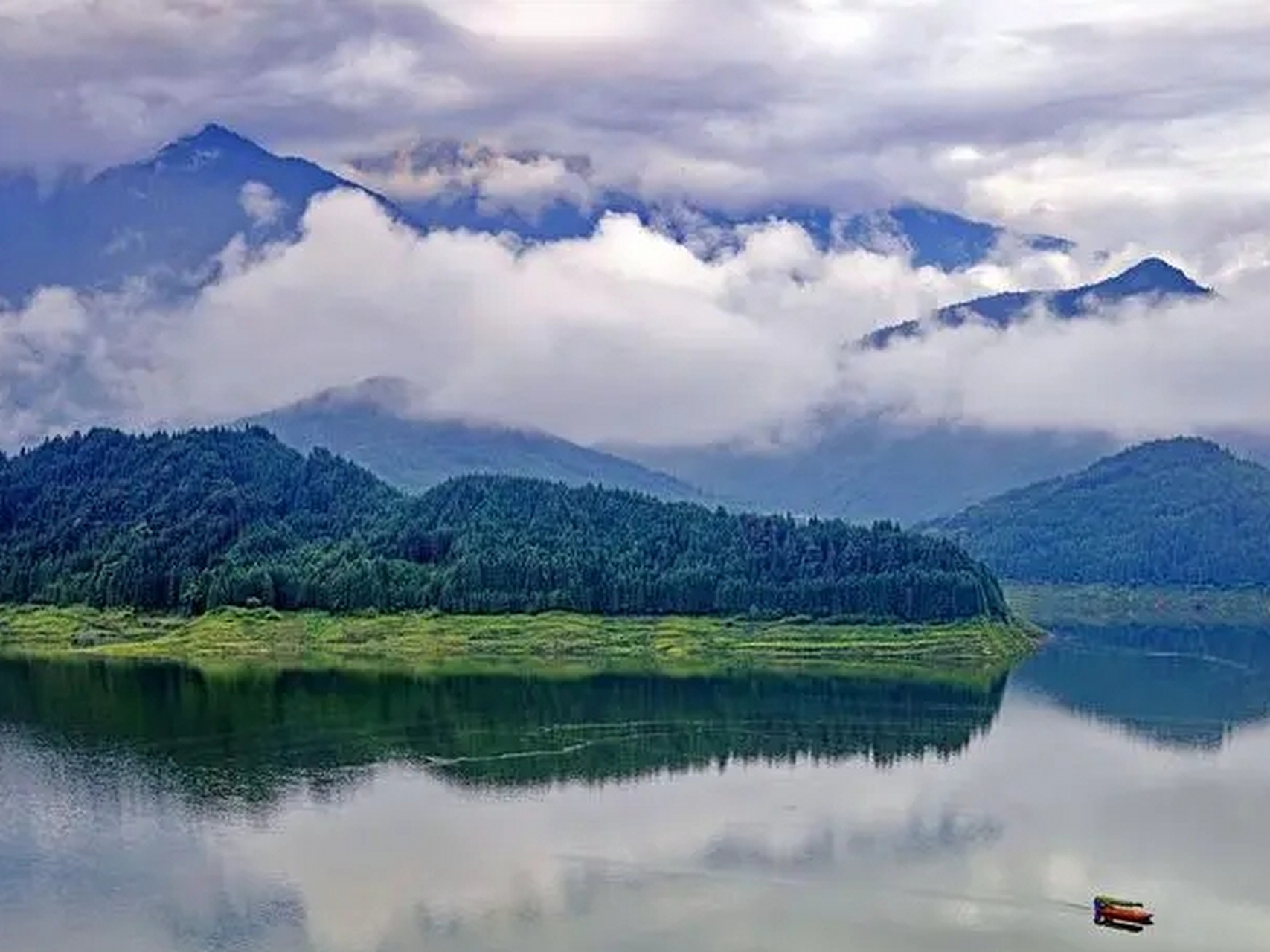 眉山雅女湖:是一个集自然美景和人文特色于一体的旅游目的地.