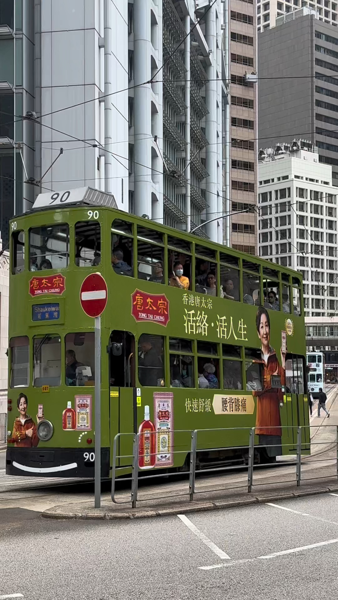 香港印象实拍穿梭在香港熙熙攘攘街道的叮叮车仿佛穿越时空一样