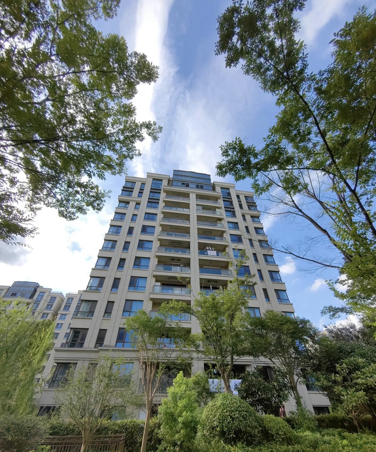 我有个亲戚,在杭州工作,两口子一个月保底收入50000多,存款800多万,但