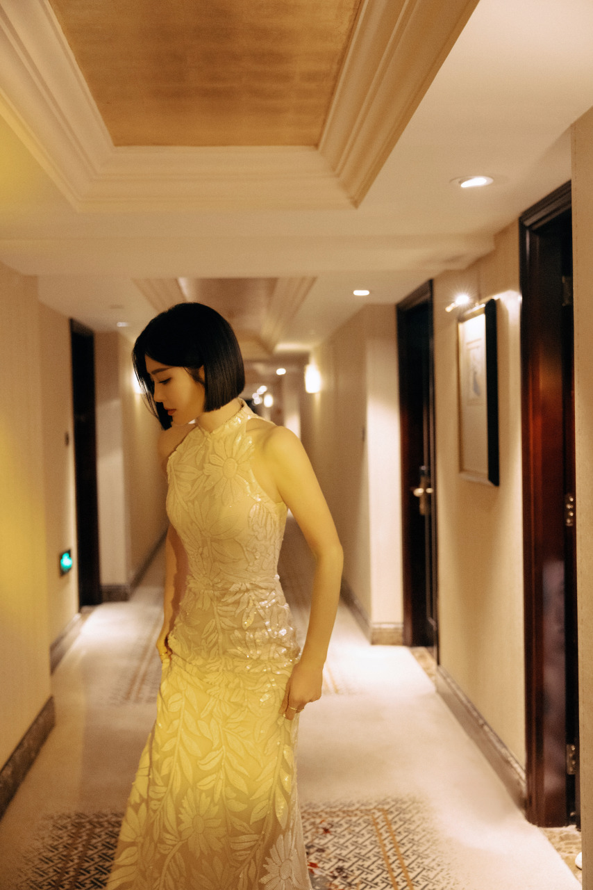 秦岚新中式白色旗袍造型,优雅妩媚大美人,她好适合这个风格呀!