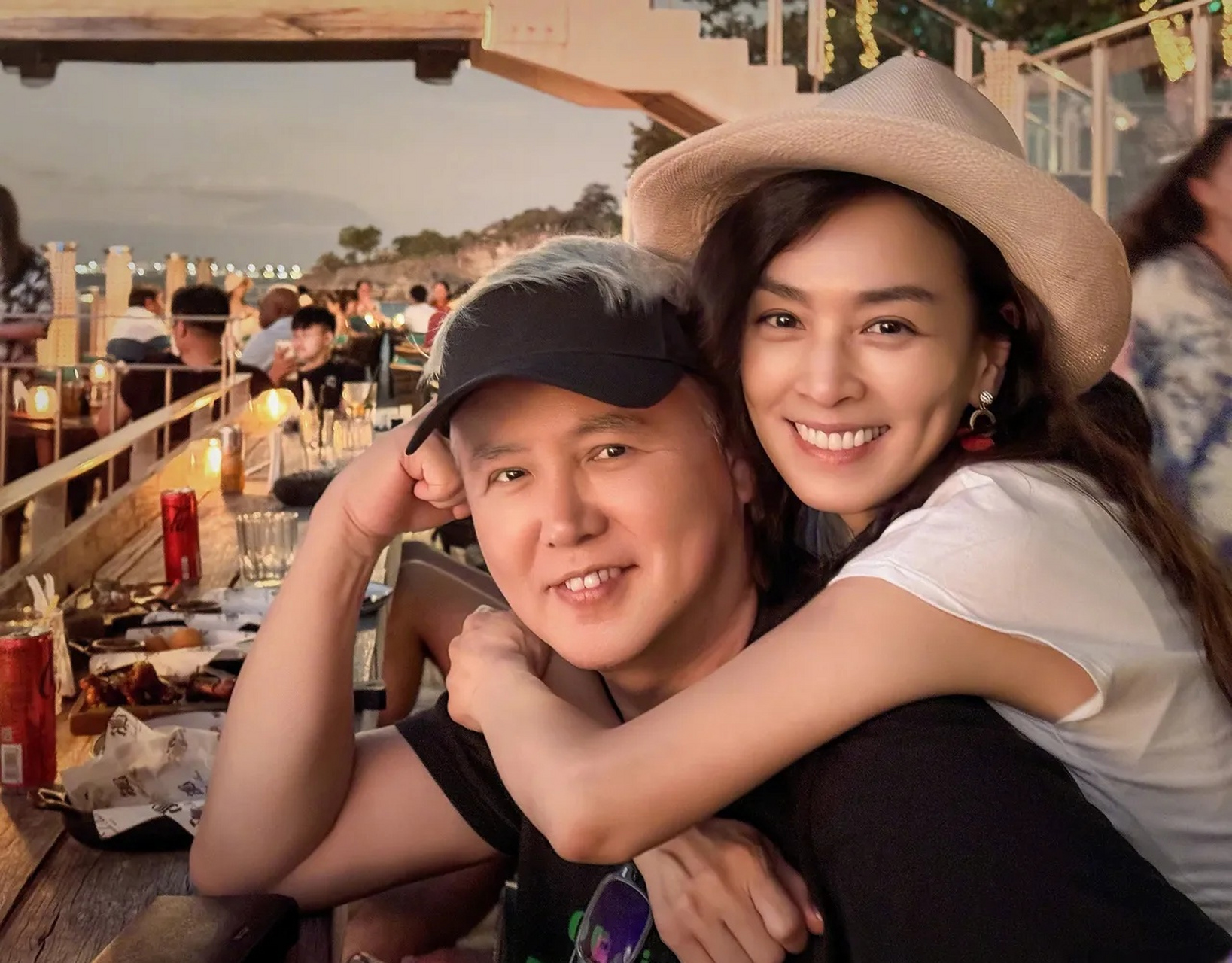 张庭与丈夫的近照流出,两人看上去状态极佳,仿佛岁月未曾在他们脸上留