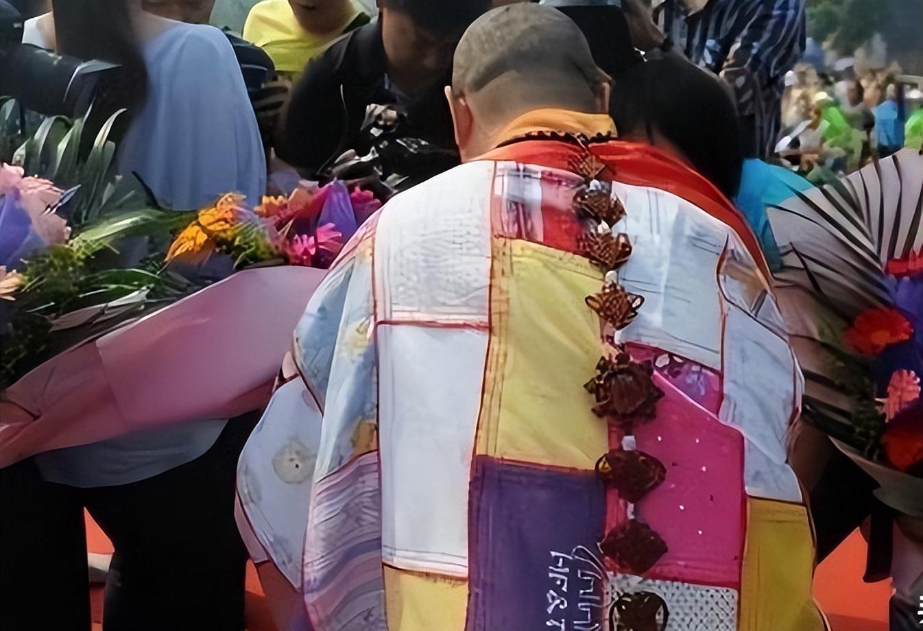 孩子根本就不愿意喝米粥,而是一个劲的找妈妈,同时也是担心女儿的安危