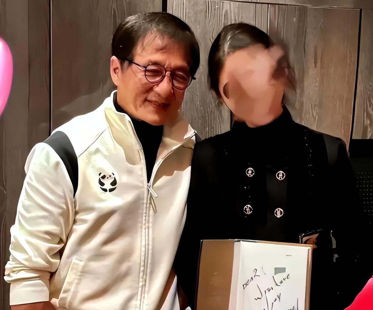 成龙出席香港武打明星新年聚会神采飞扬超冻龄古天乐颜值崩坏