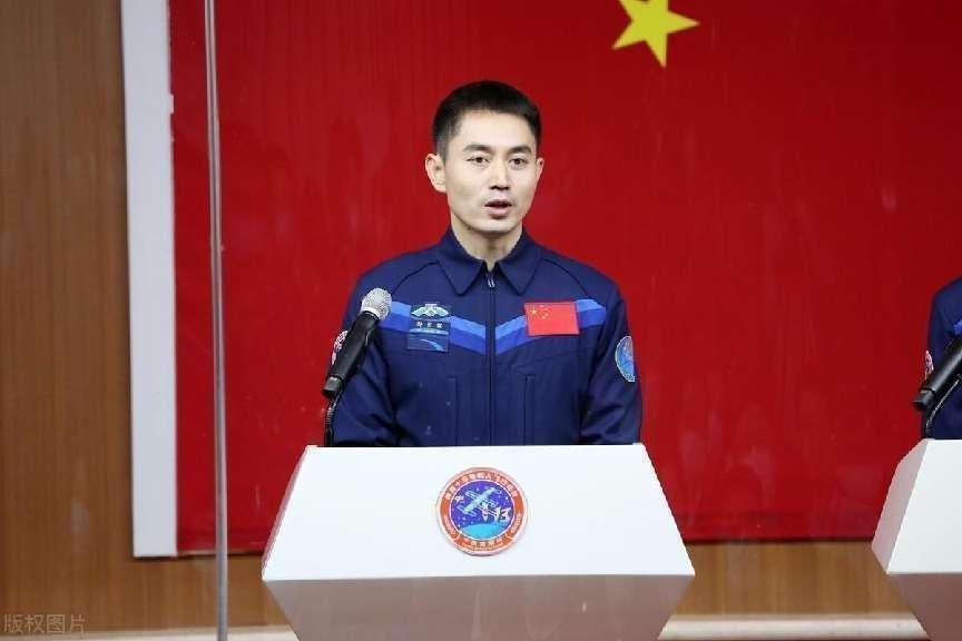 22年航天员叶光富的妻子李璇首次露面航空世家之女容颜靓丽