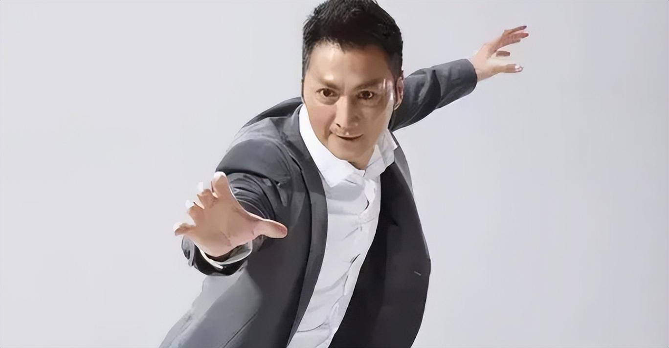 何家劲发开工红包惹争议穿着清凉状态似40岁知情人晒证据回击